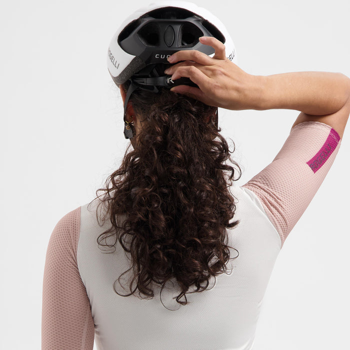 Rogelli Cuora fietshelm wit gedragen door vrouw achterkant.