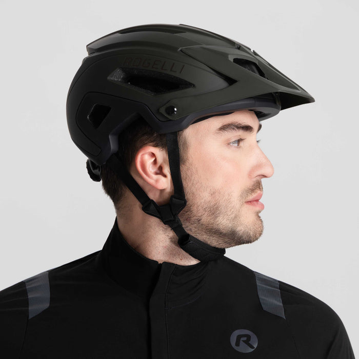 Rogelli Onyx mountainbike fietshelm zwart gedragen zijkant.