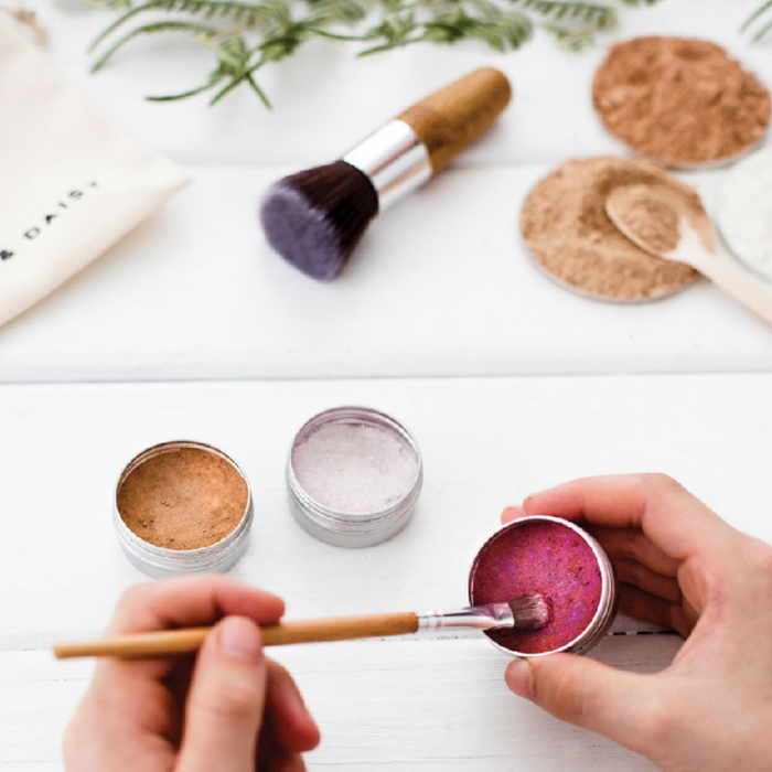Go-For-Zero-Australia-Poppy-And-Daisy-Australia-Mineral-Makeup-In-Use