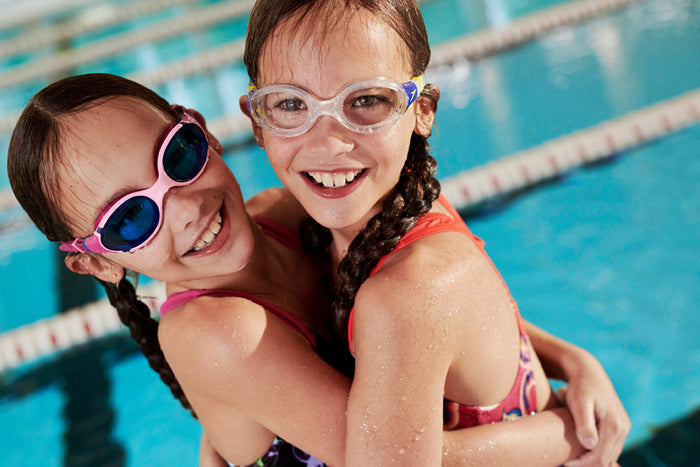 Pink Speedo Biofuse 2.0 Junior goggles with adjustable straps and clear lenses for comfortable swimming.