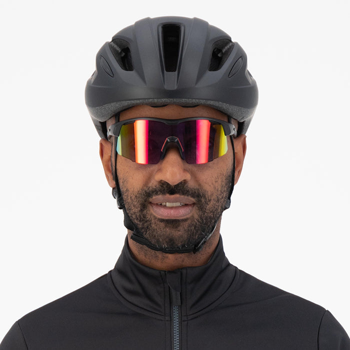 Rogelli Cuora fietshelm zwart gedragen door man voorkant.
