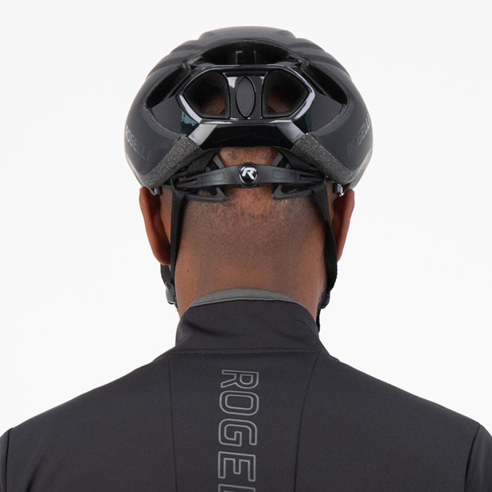 Rogelli Cuora fietshelm zwart gedragen door man achterkant.