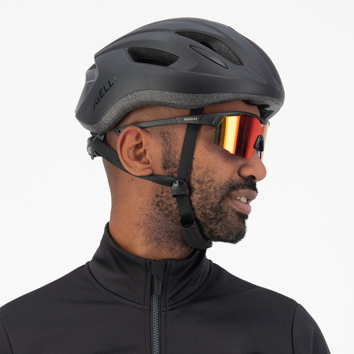 Rogelli Cuora fietshelm zwart gedragen door man zijkant.