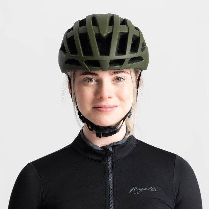 Rogelli Deiro fietshelm groen gedragen door vrouw voorkant.