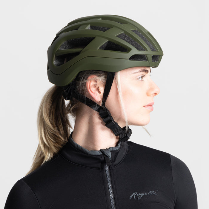 Rogelli Deiro fietshelm groen gedragen door vrouw zijkant.