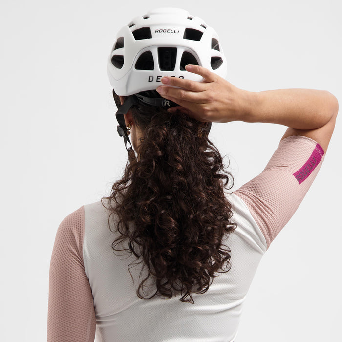 Rogelli Deiro fietshelm wit gedragen door vrouw achterkant.