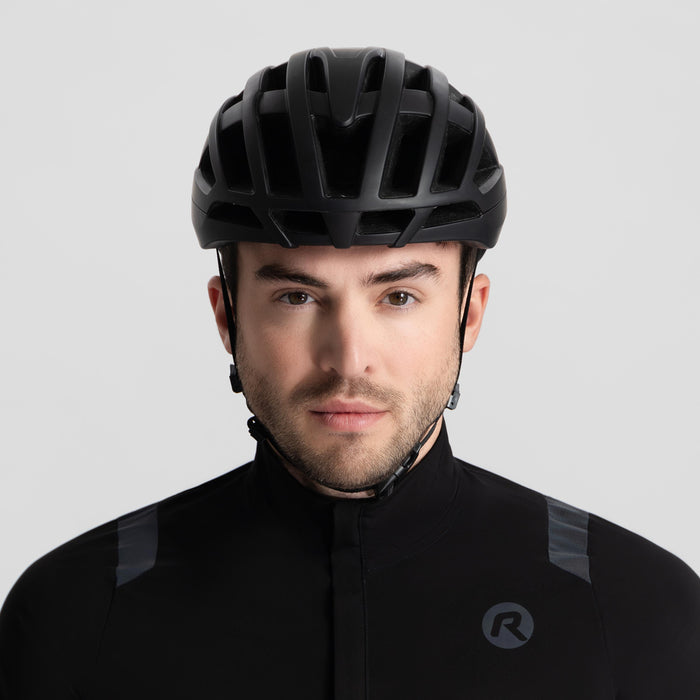 Rogelli Deiro fietshelm zwart gedragen door man voorkant.