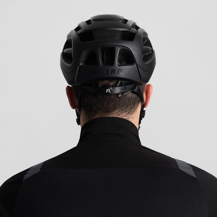 Rogelli Deiro fietshelm zwart gedragen door man achterkant.