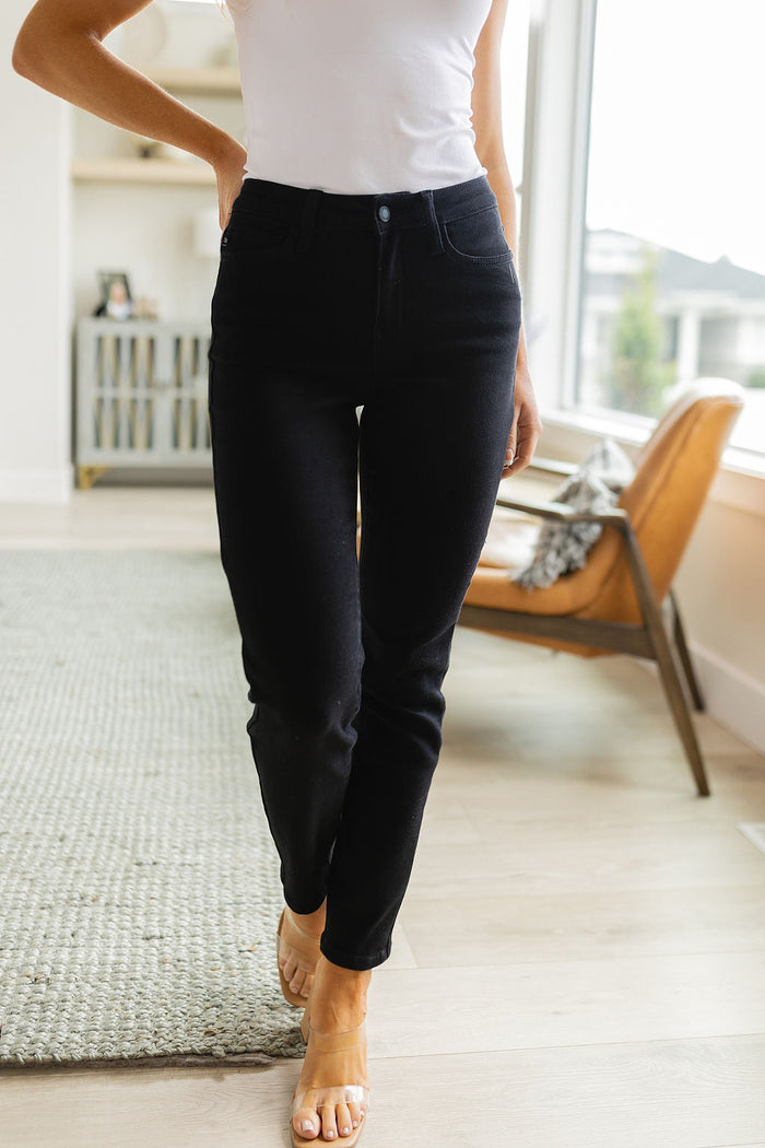 Judy Blue Mid Rise Slim Non Distressed Jeans in Black - size 24