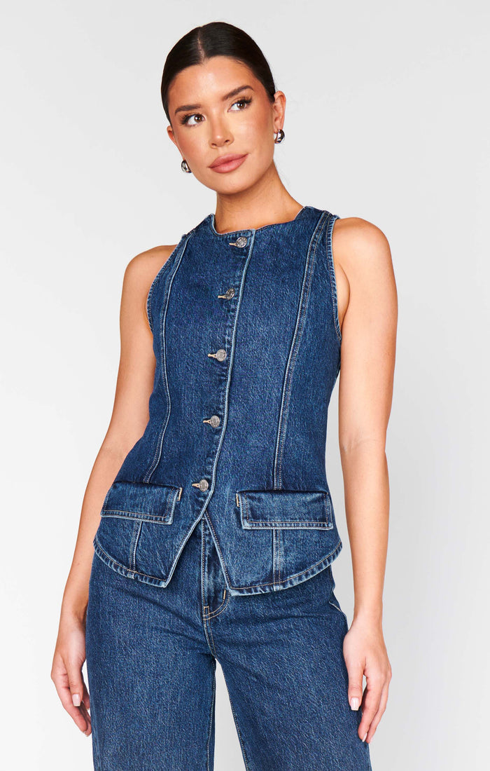 badge_model-wears-size-s