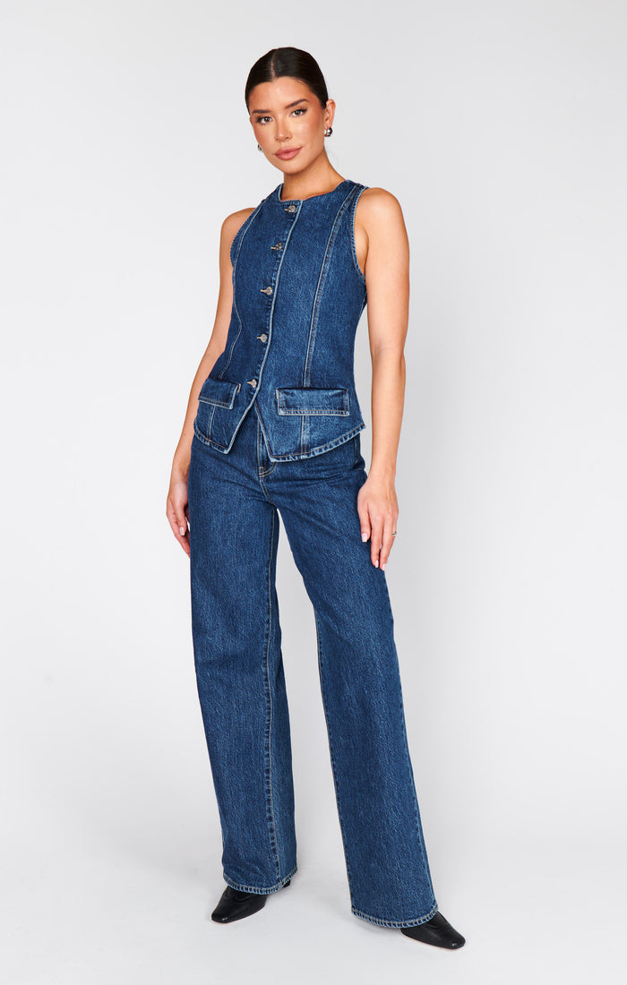 badge_model-wears-size-s