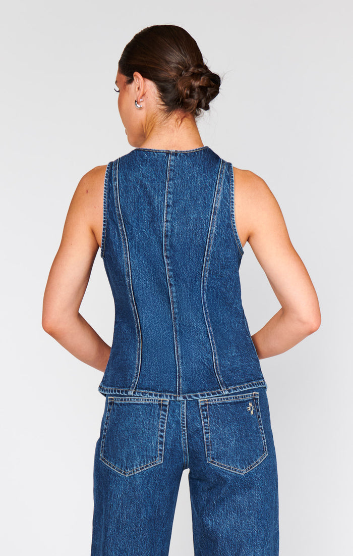 badge_model-wears-size-s