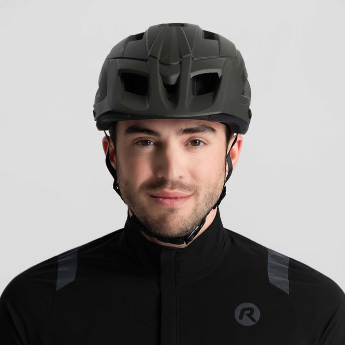 Rogelli Onyx mountainbike fietshelm zwart gedragen voorkant.