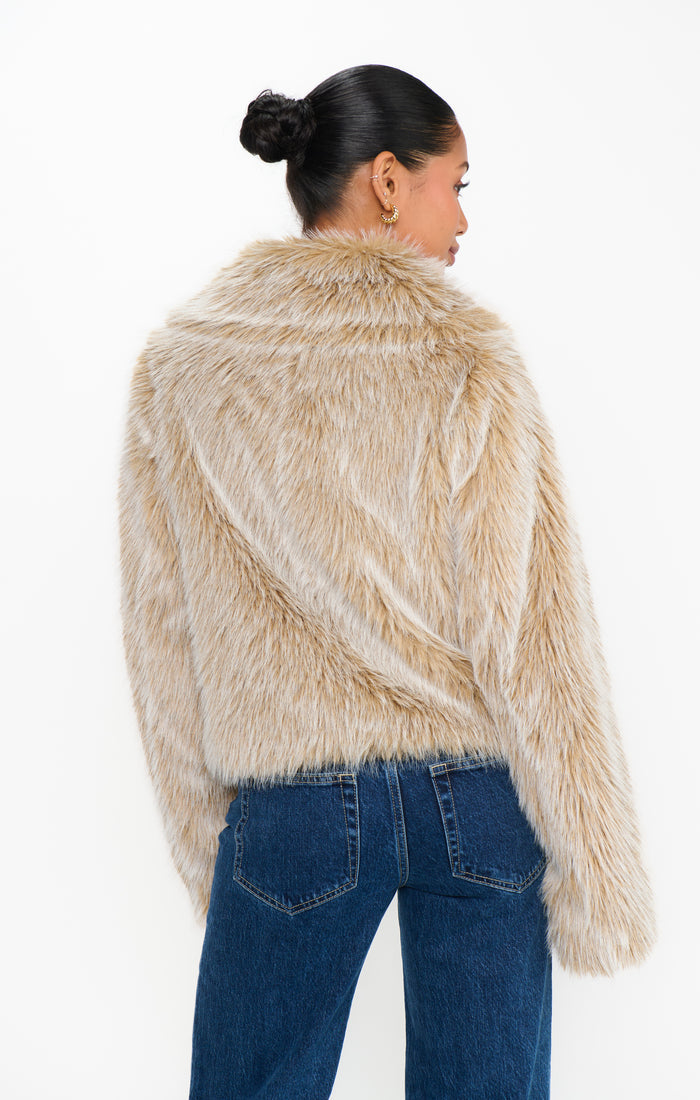 badge_model-wears-size-s