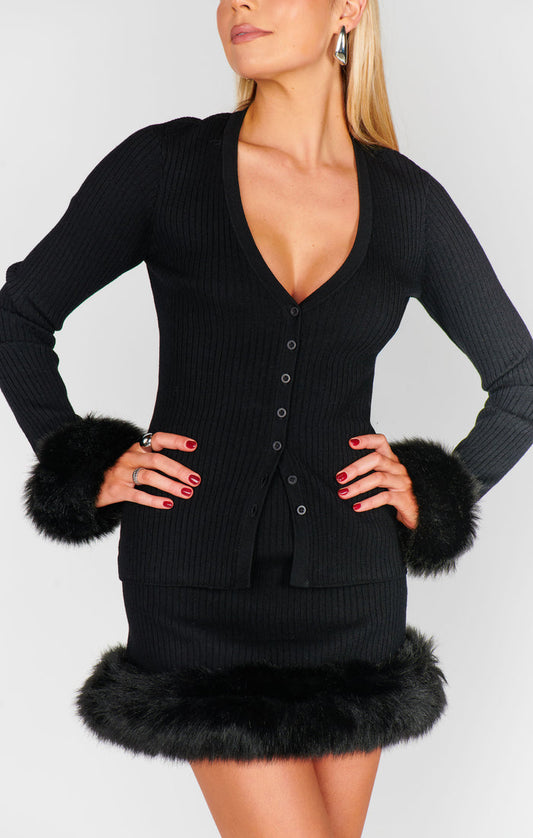 badge_model-wears-size-s