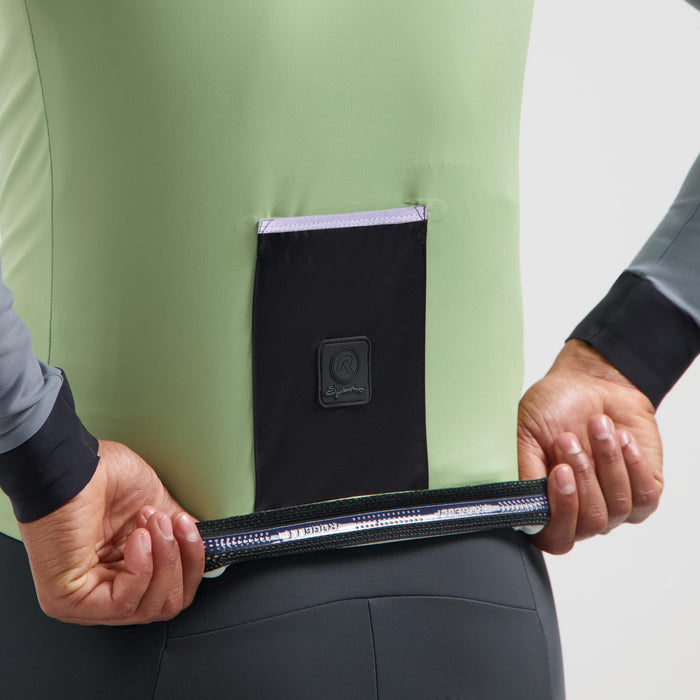 Detail van Rogelli Signature windstopper heren saliegroen achterkant.