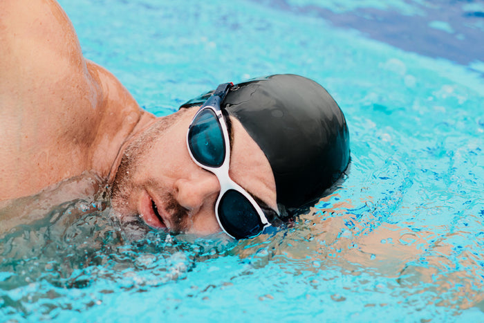 Speedo Biofuse 2.0 swimming goggles in blue with adjustable strap and clear lenses, designed for comfortable fit and visibility.