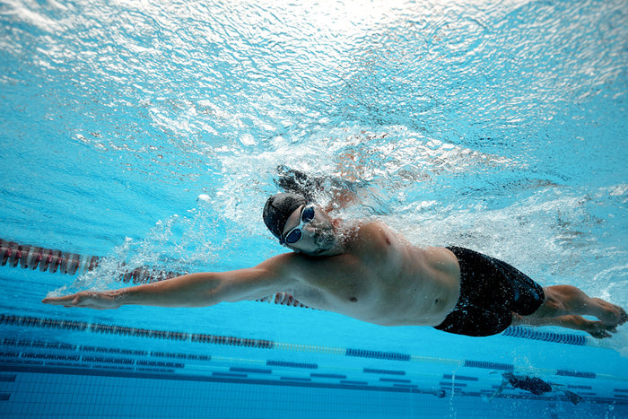 Speedo Biofuse 2.0 swimming goggles in blue with adjustable straps and clear lenses for comfortable fit and clear vision.