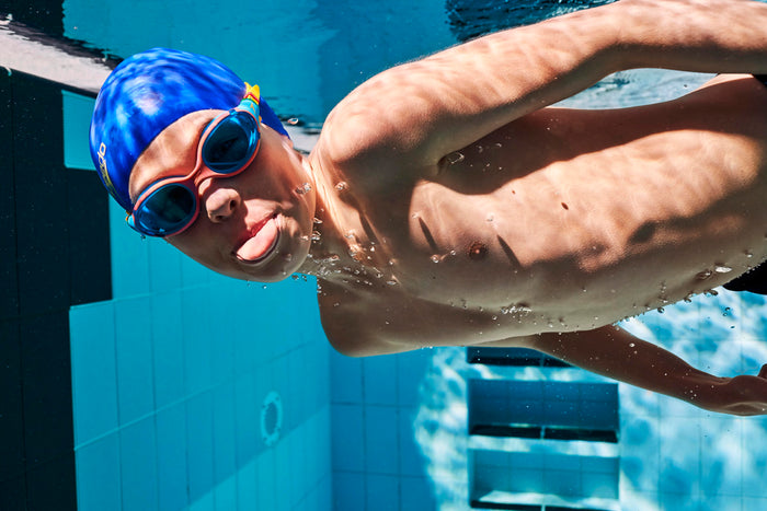 Red Speedo Biofuse 2.0 Junior goggles with adjustable straps and clear lenses for comfortable swimming.