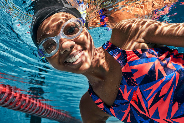 White Speedo Biofuse 2.0 Junior swimming goggles with a comfortable fit and clear lenses for young swimmers.
