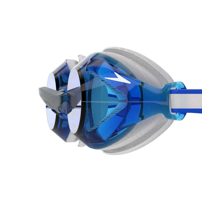 Speedo Junior Vanquisher 3.0 swimming goggles in blue and cobalt with adjustable straps and clear lenses for kids.