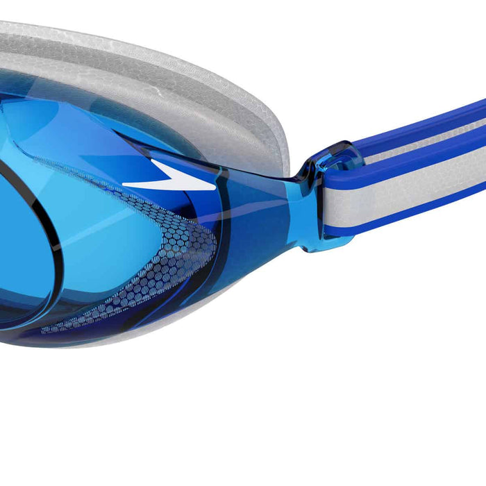 Blue and cobalt Speedo Junior Vanquisher 3.0 swimming goggles with adjustable straps and clear lenses.