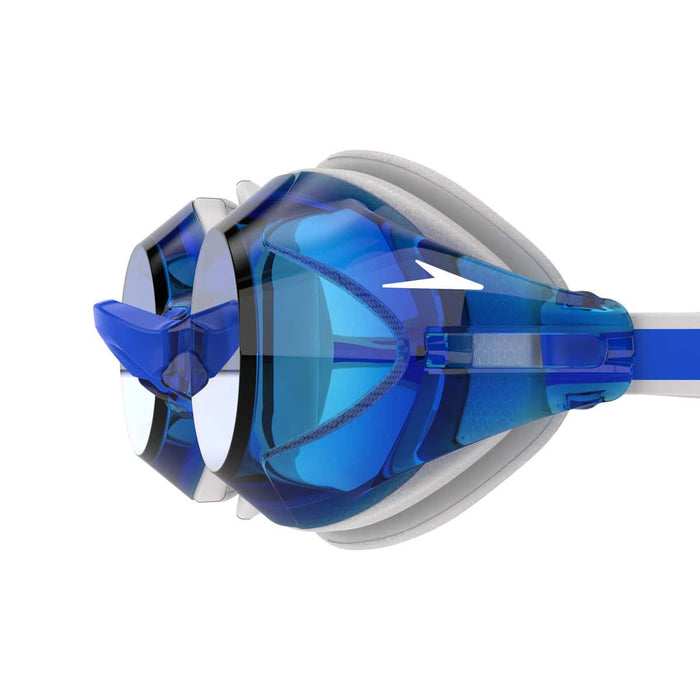 Speedo Vanquisher 3.0 swimming goggles in blue and cobalt with adjustable straps and clear lenses.