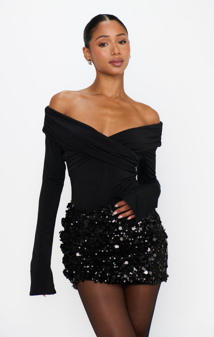 badge_model-wears-size-s